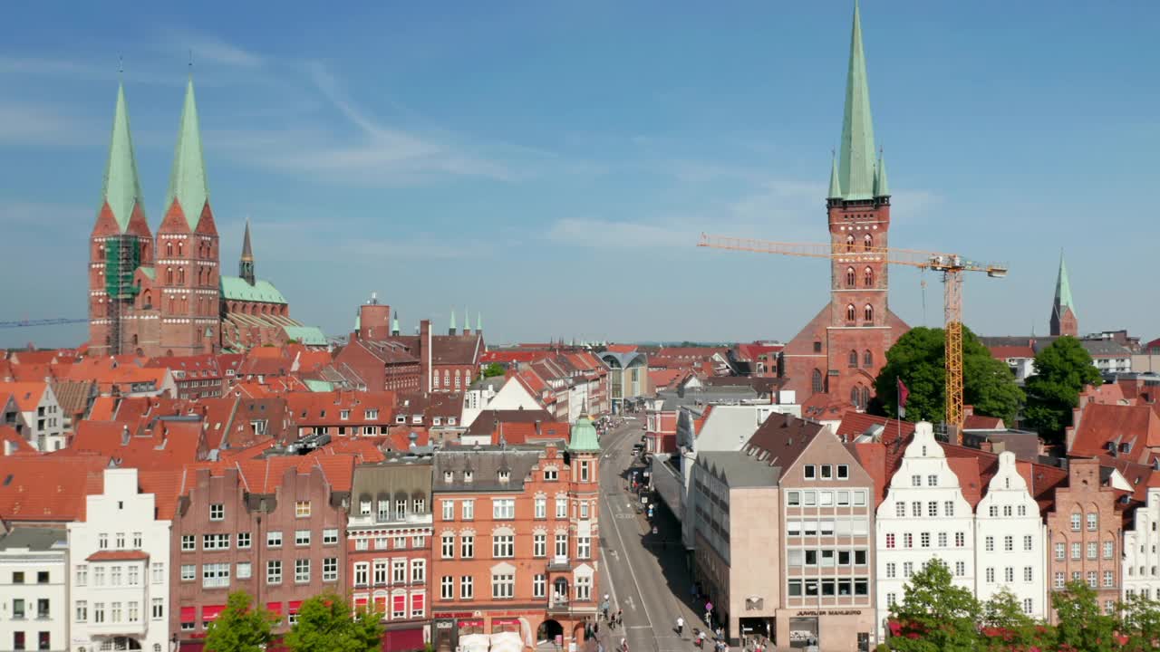 前方飞过历史小镇的街道。沿街各种建筑物的鸟瞰图。Luebeck,石勒苏益格-荷尔斯泰因州,德国视频素材