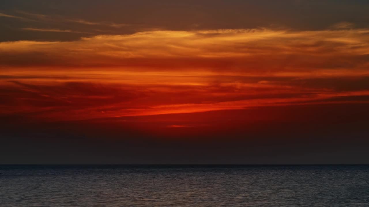 美丽的风景与日出的海上视频素材