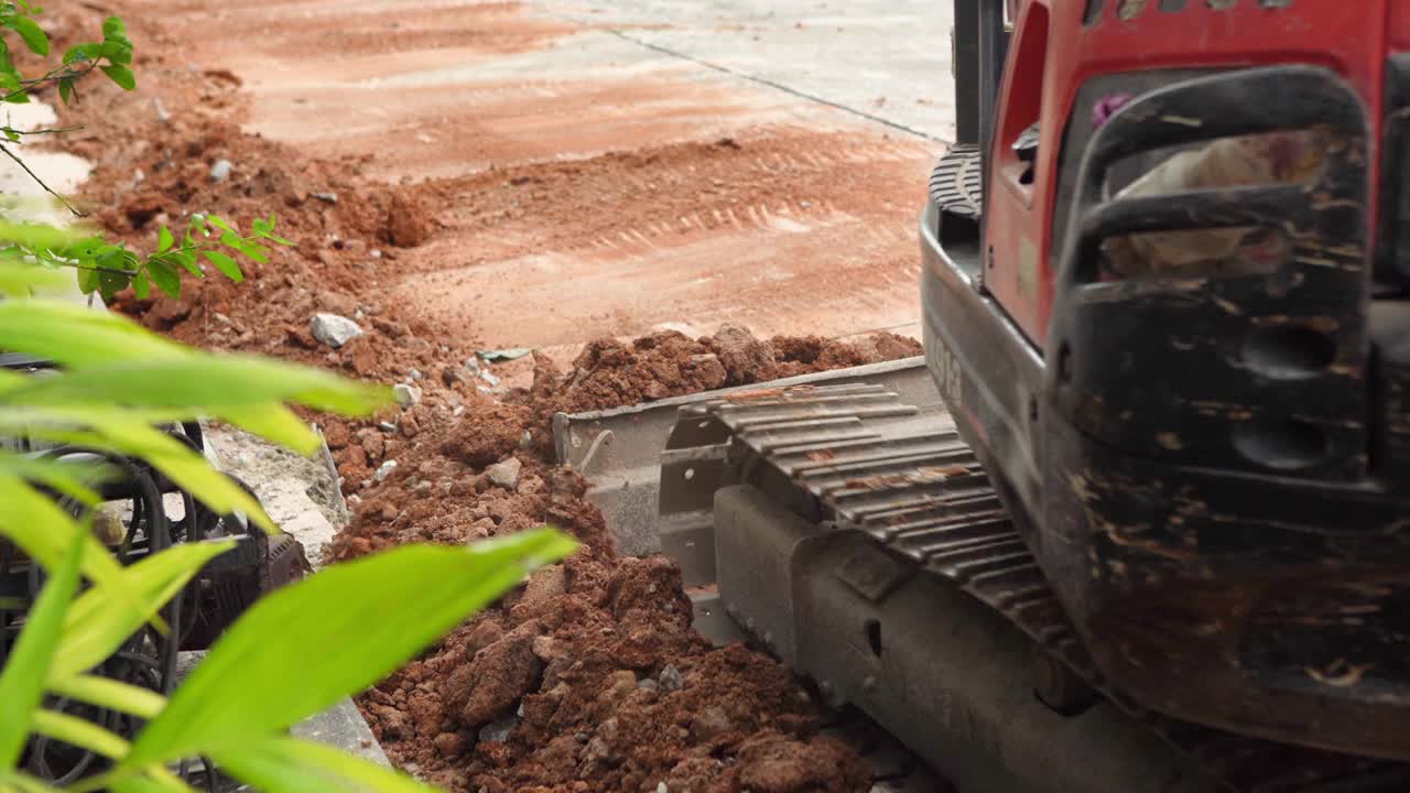 挖掘机拆除旧建筑，解决供水问题视频素材