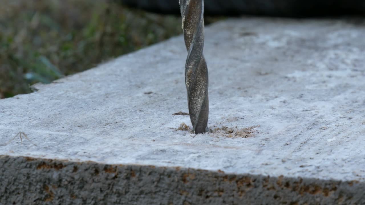 公手钻木用手动钻木机在秋季户外近距离观察视频素材