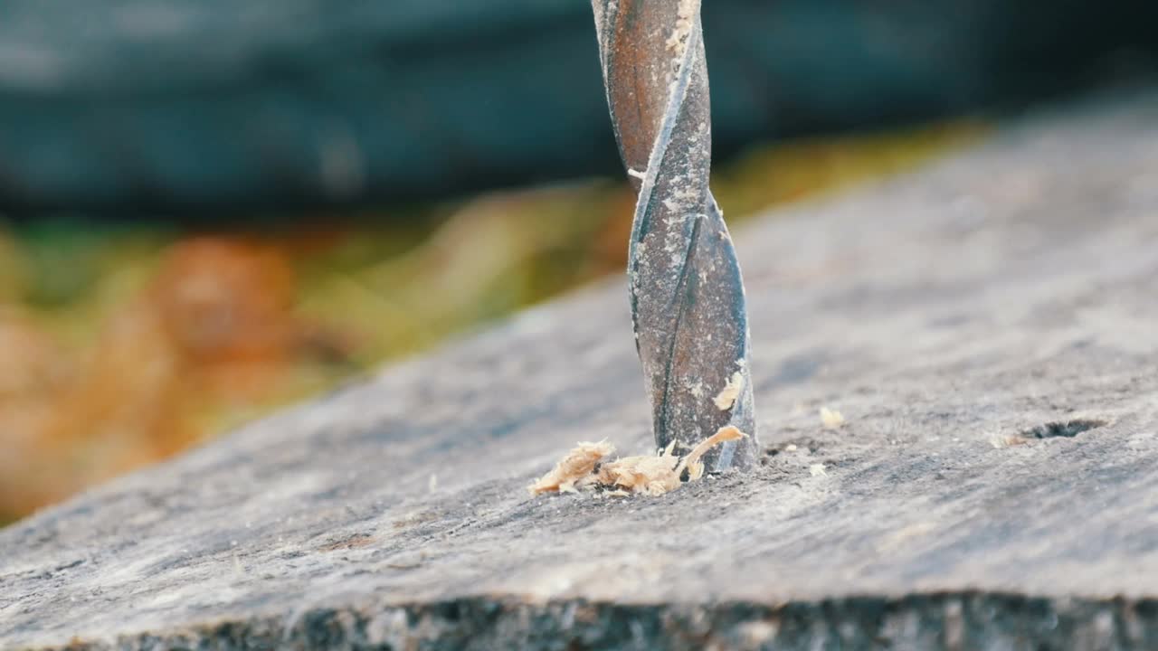 公手钻木用手动钻木机在秋季户外近距离观察视频素材