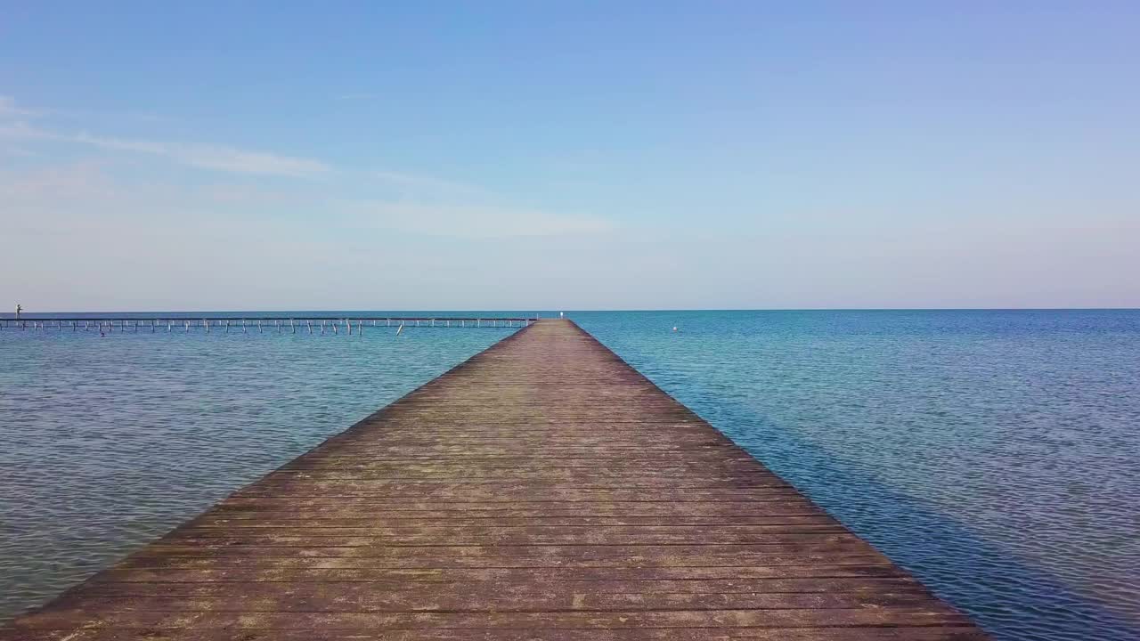 在海上木制码头上的飞行。视频素材