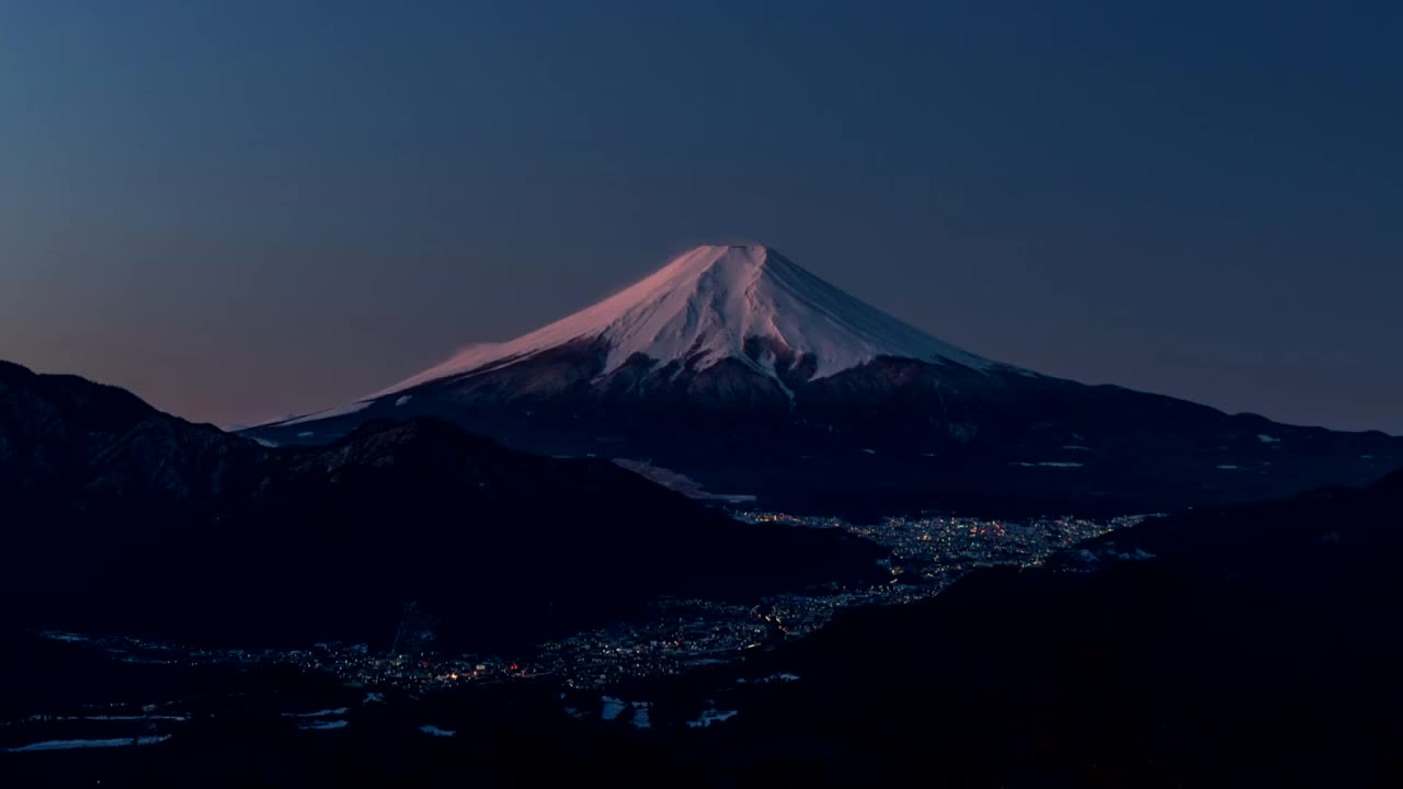 从大月城的高川山上拍摄的富士山黎明时分的延时视频视频素材