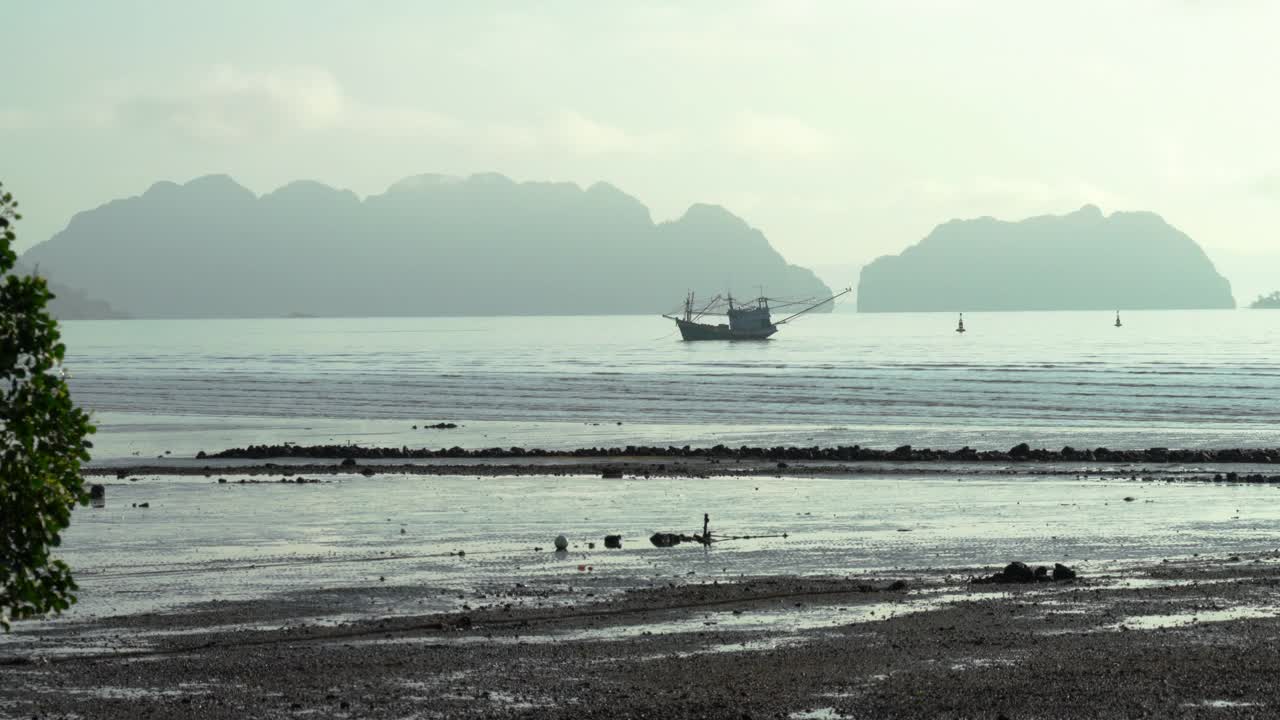 黎明时分，一艘泰国鱿鱼渔船停泊在安达曼海视频素材