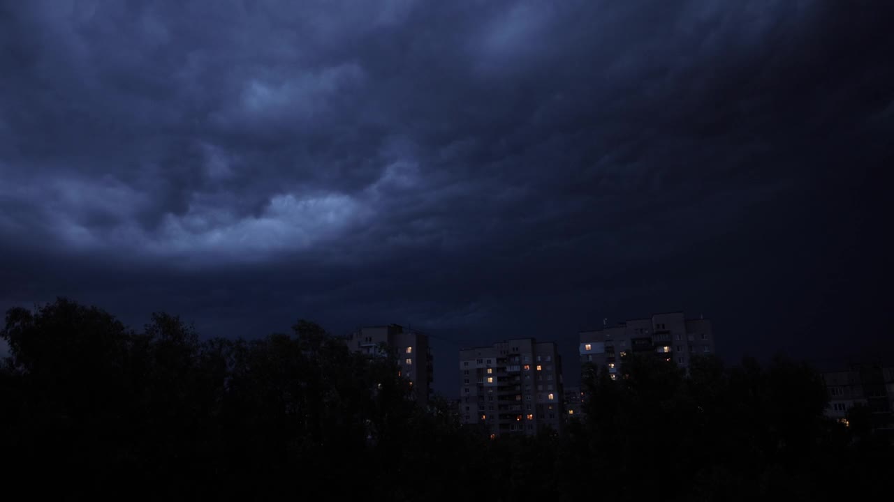 夜晚城市下的闪电和雷雨视频素材