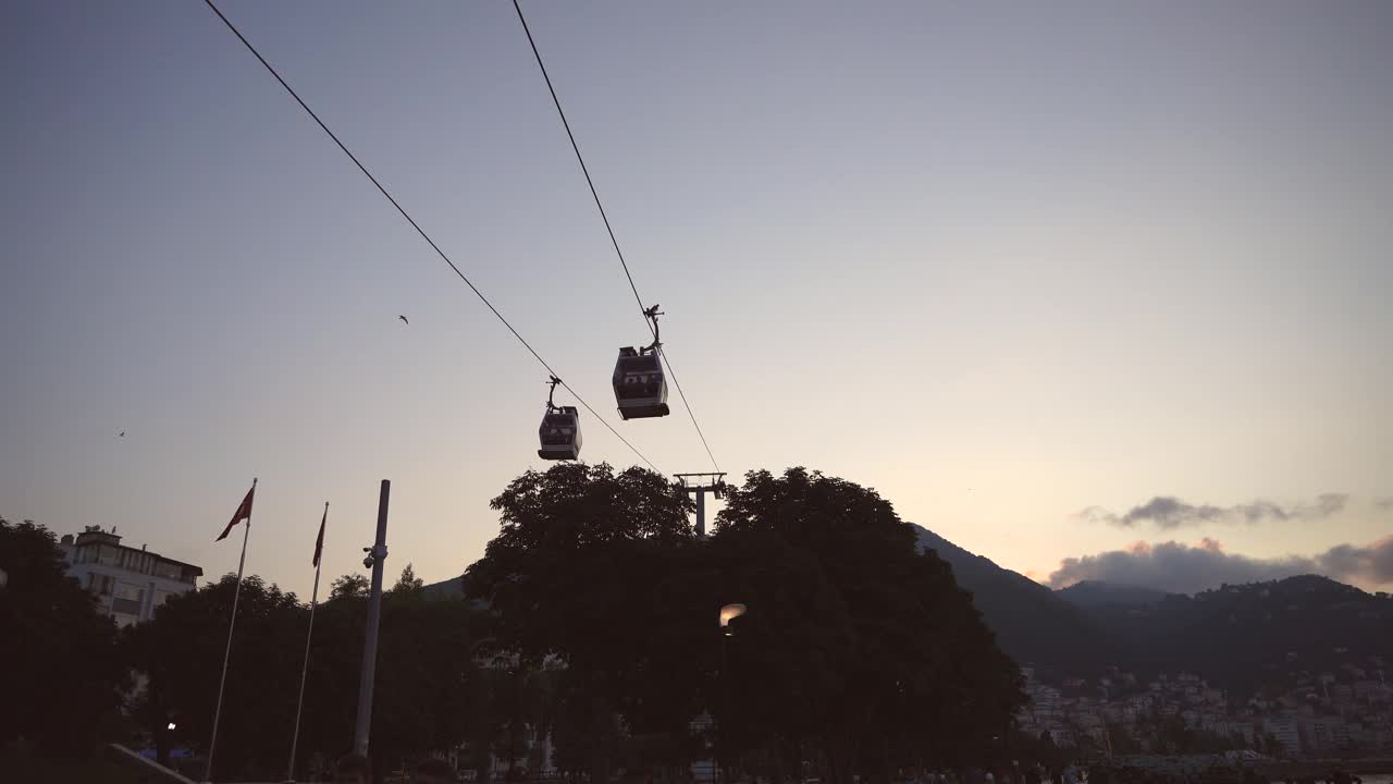 缆车可以到达博兹特佩山(Boztepe Hill)，这座山在土耳其的奥都市非常有名，缆车会经过这座城市。视频素材