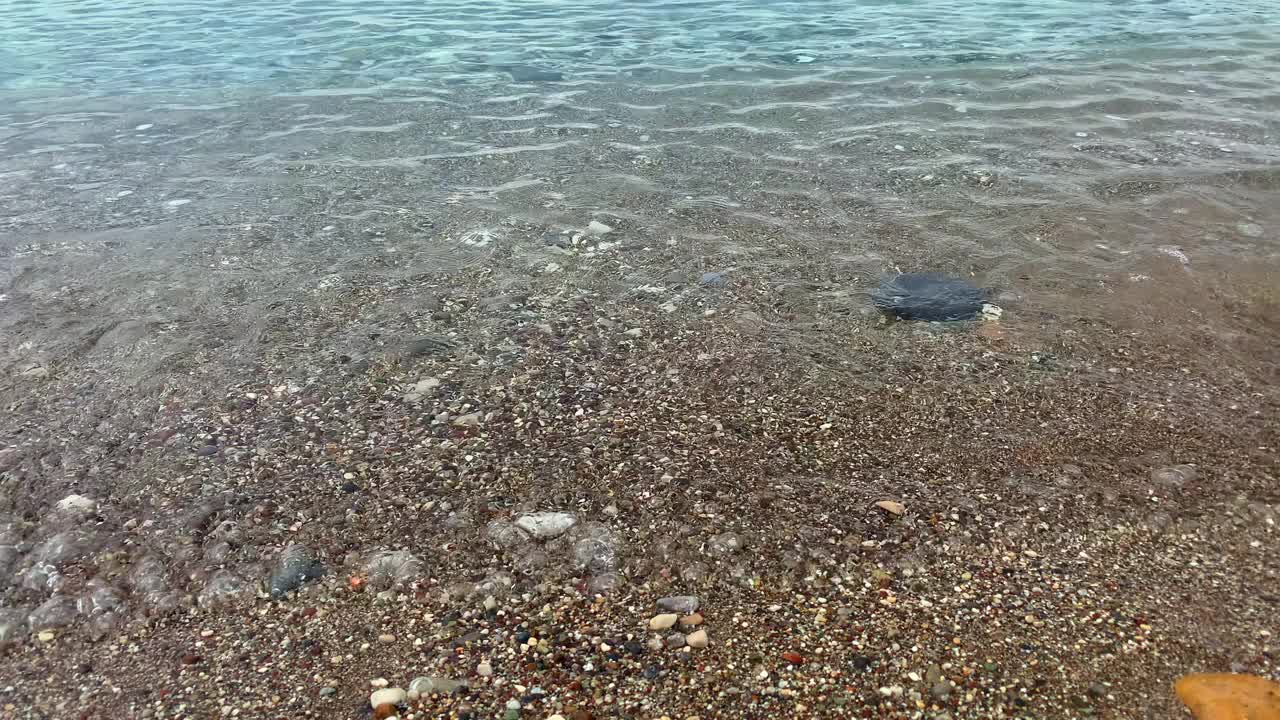 海浪翻滚视频素材