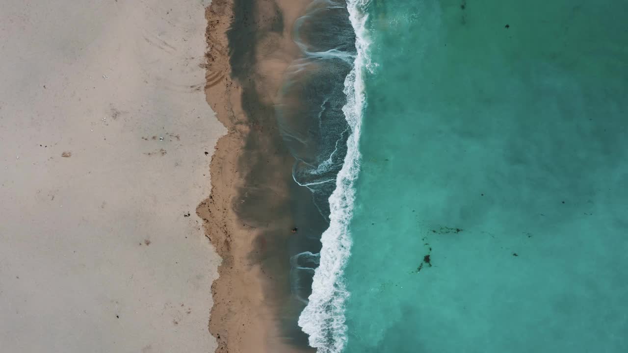 在英国康沃尔的纽基，海浪冲击着菲斯特拉海滩视频素材