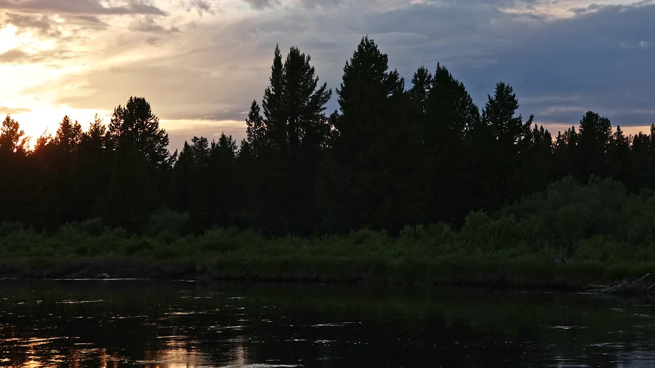 夕阳下的麦迪逊河视频素材