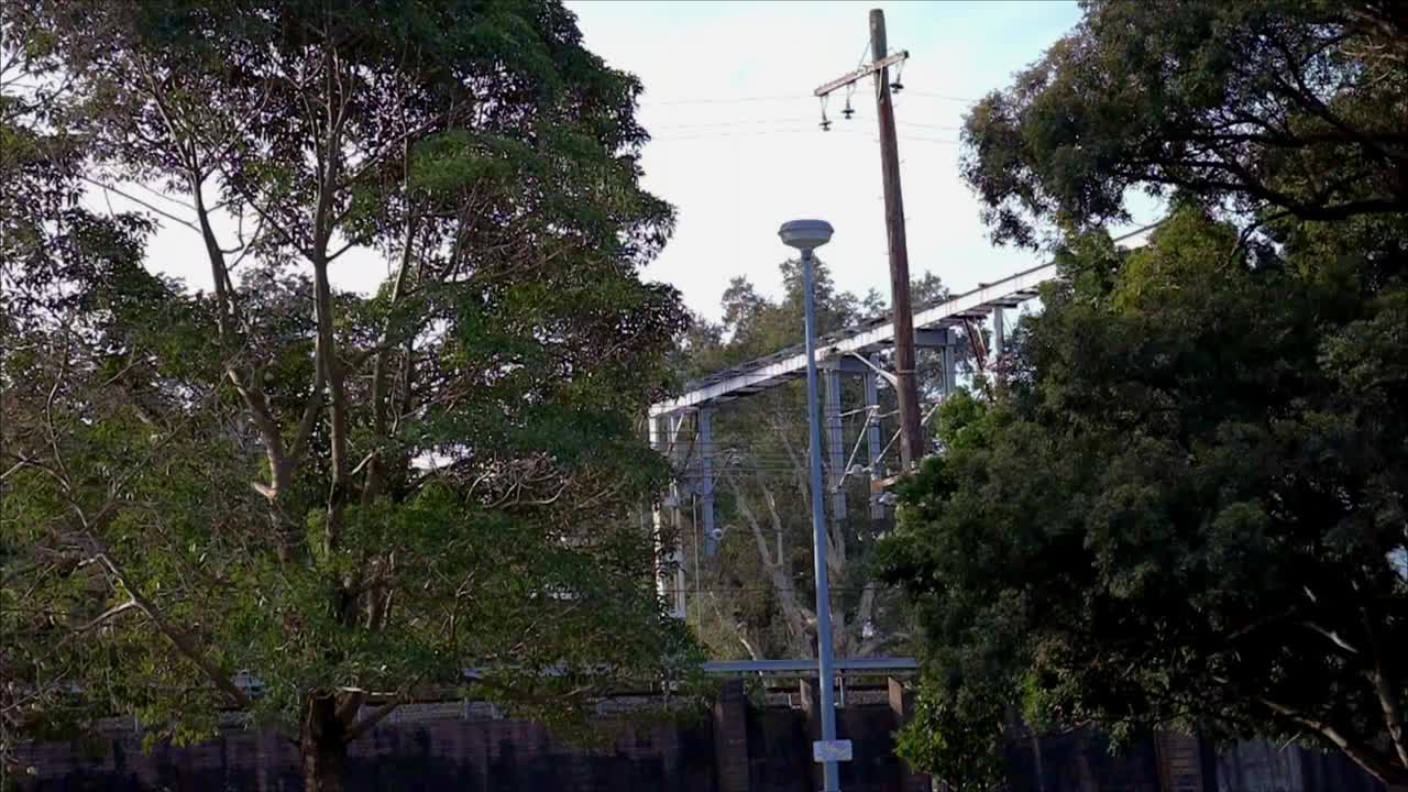 旅客列车正经过澳大利亚新南威尔士州夏山站视频素材