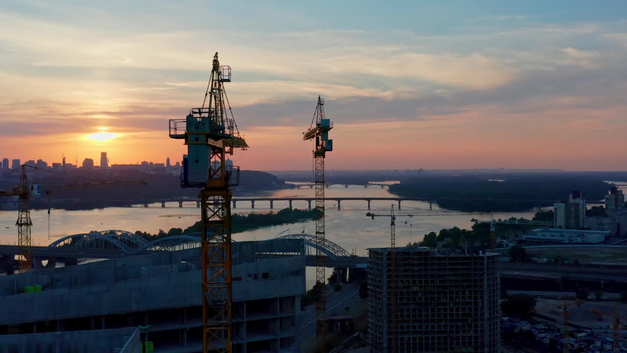 空中水平飞行，在美丽的日落建筑工地上视频素材