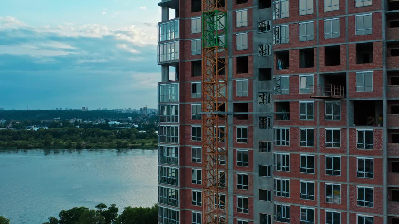 沿多层建筑的空中水平飞行视频素材