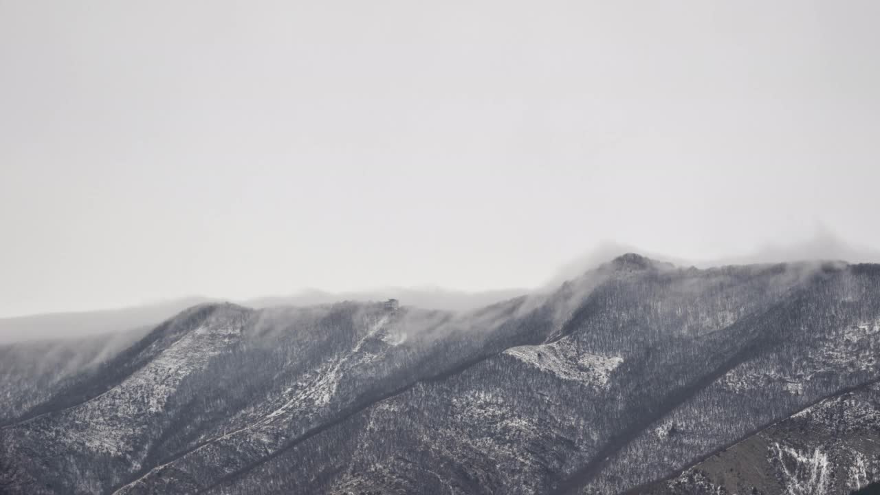 云在白雪皑皑的山脊上翻滚。延时视频下载