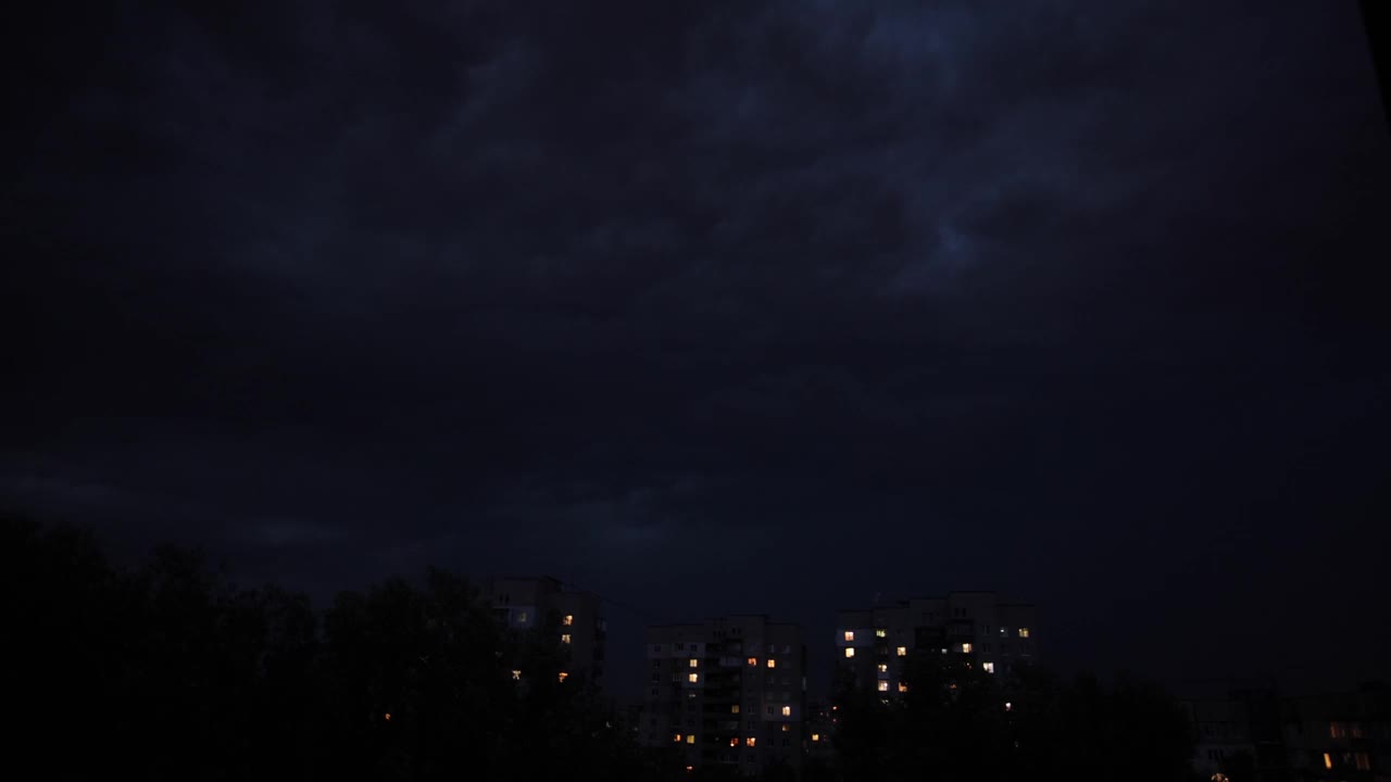 夜晚城市下的闪电和雷雨视频素材