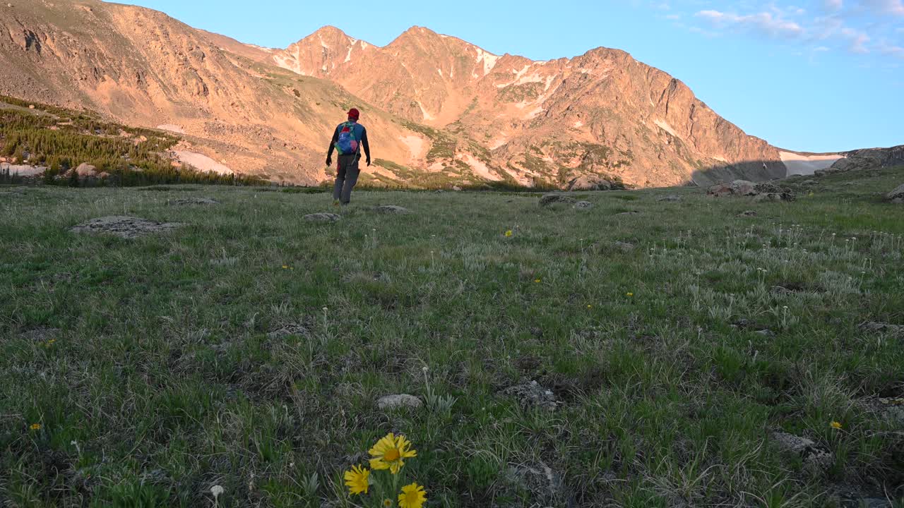 孤独的徒步旅行者和美丽的山景视频素材