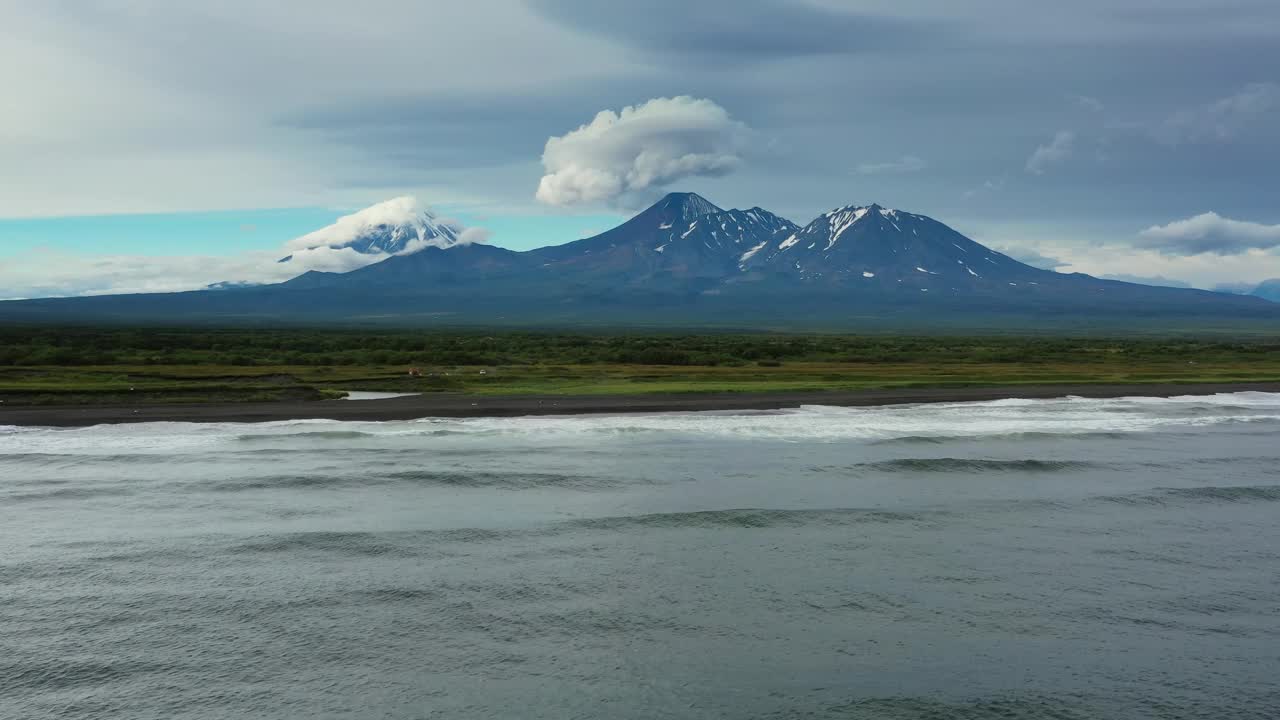 海滩上有黑色的沙子和火山视频素材