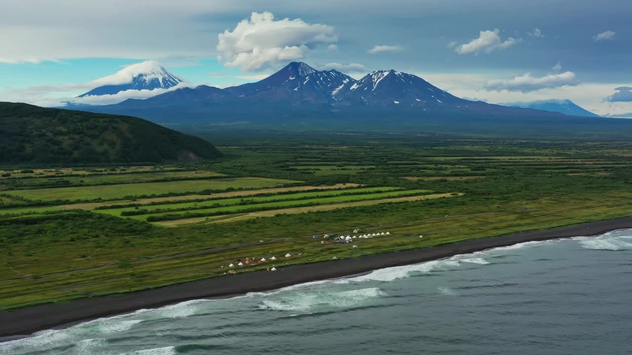 海滩上有黑色的沙子和火山视频素材