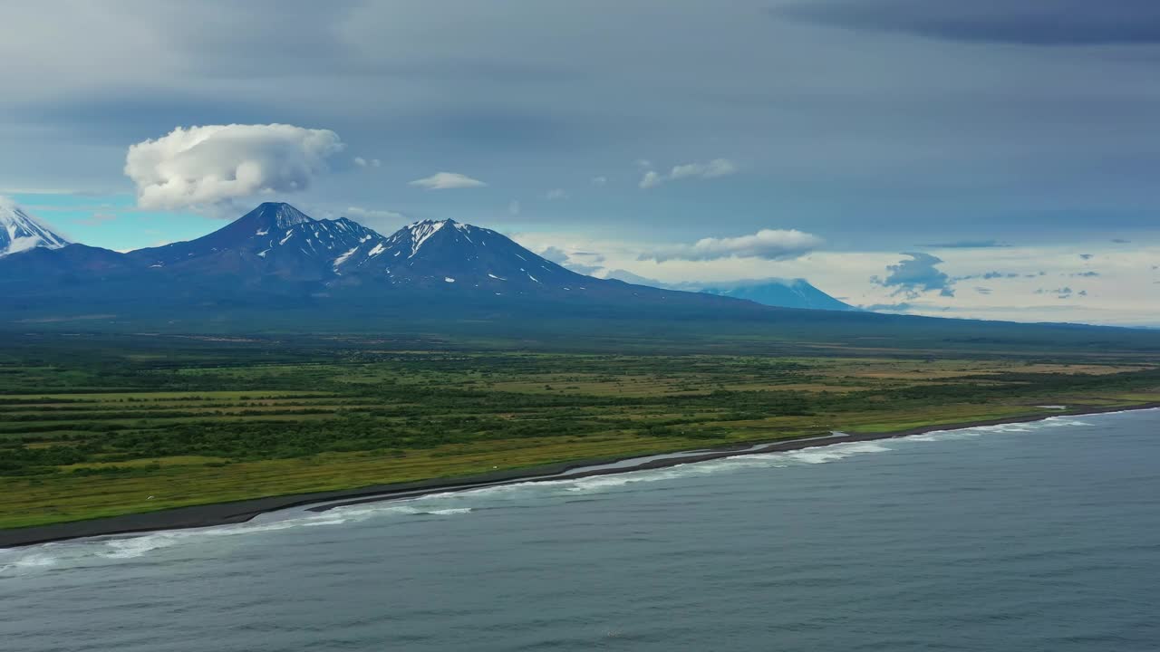 海滩上有黑色的沙子和火山视频素材