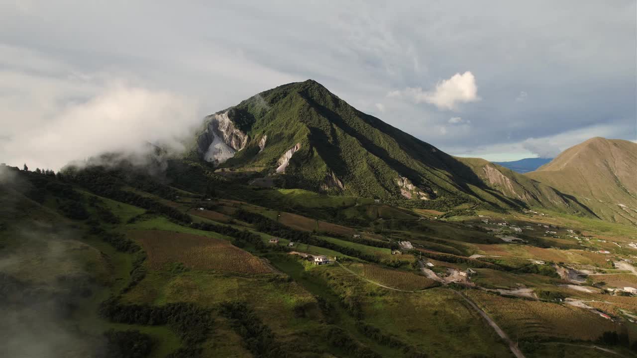 上面是山脉，下面是基多北部视频素材