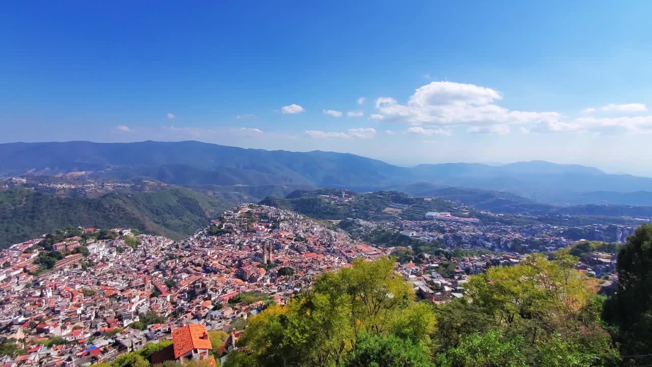 塔斯科市与耶稣基督纪念碑克里斯多雷俯瞰风景优美的山和历史悠久的市中心视频素材