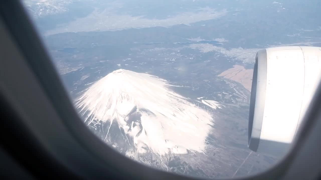 晴空万里，从飞机窗口飞出的富士山机翼视频素材