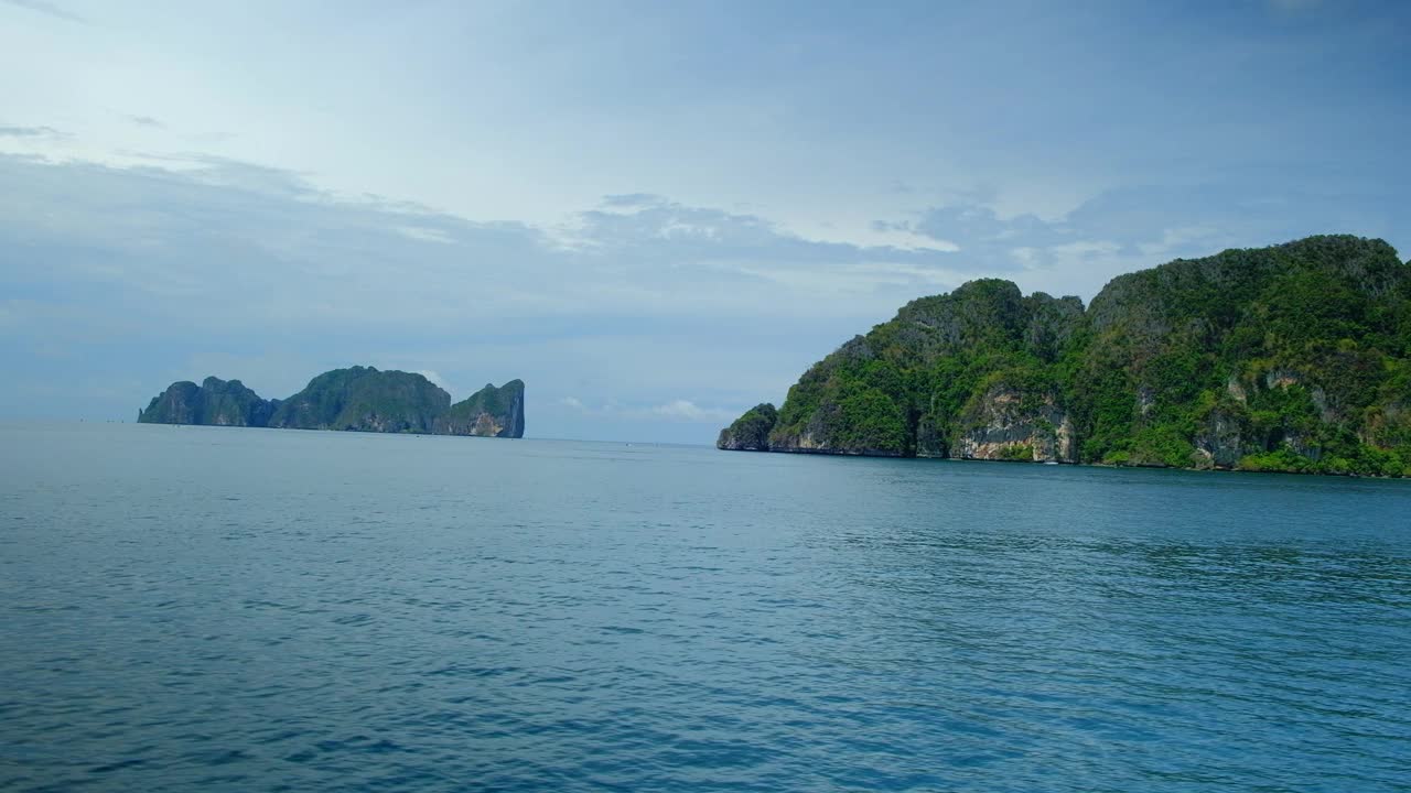 海上旅游运输船上的全景图。视频素材