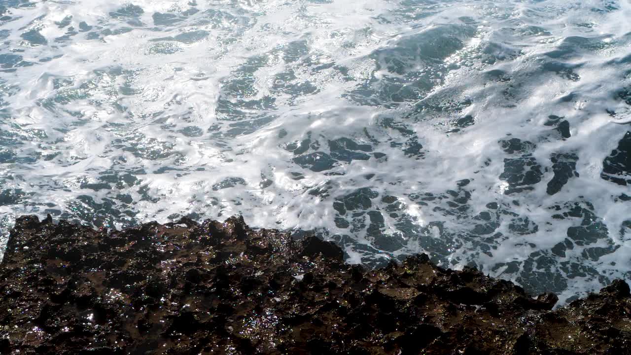 极端的波浪粉碎海岸，巨大的海洋美丽的波浪，可怕的力量的波浪打破危险的岩石视频素材