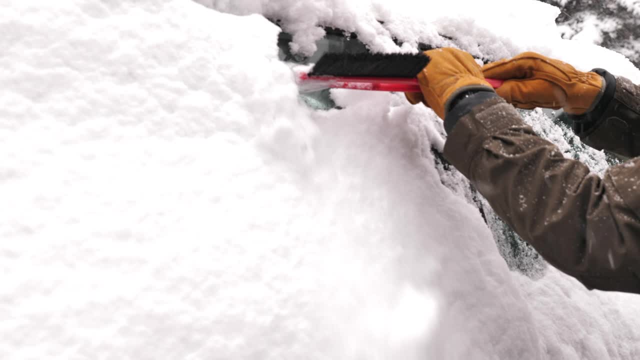 从车上刮雪的人视频素材