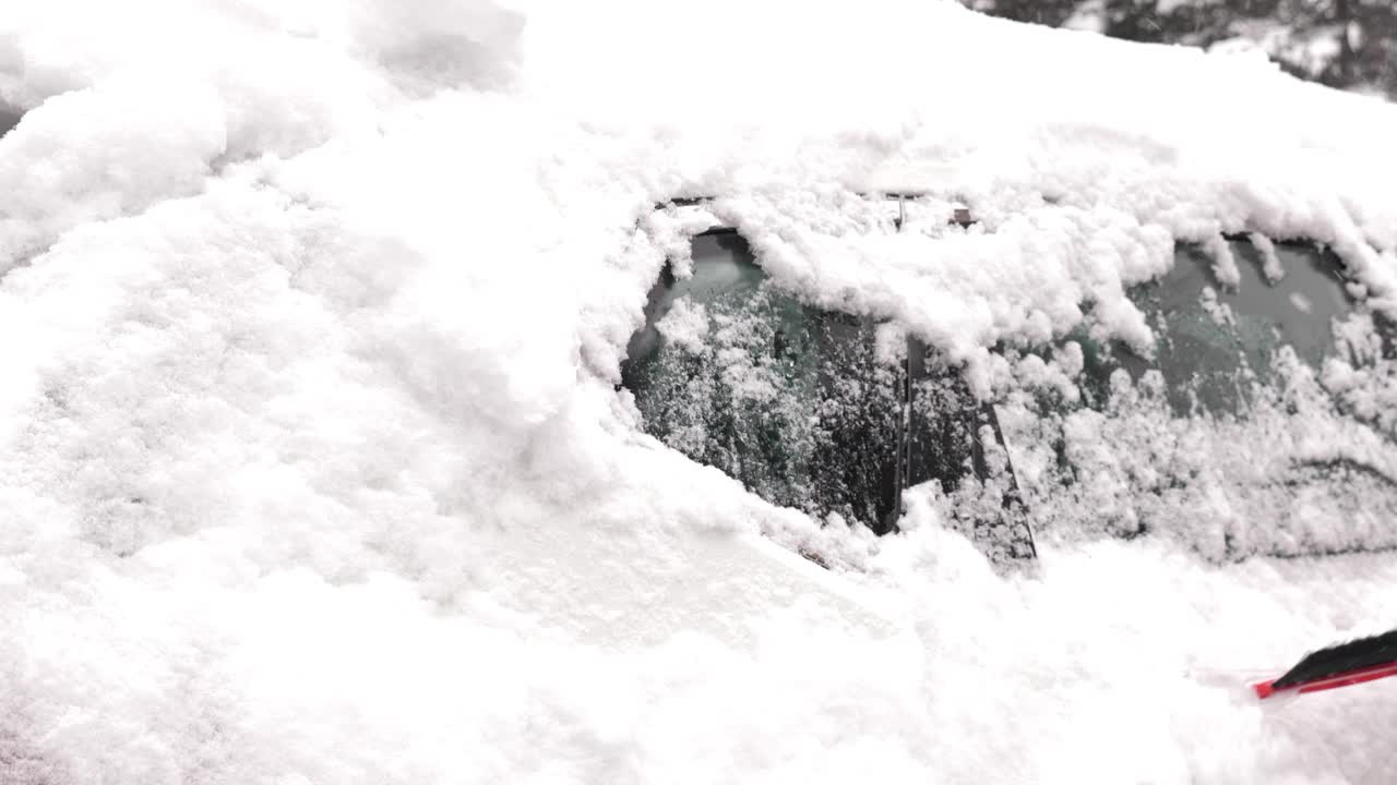 从车上刮雪的人视频素材