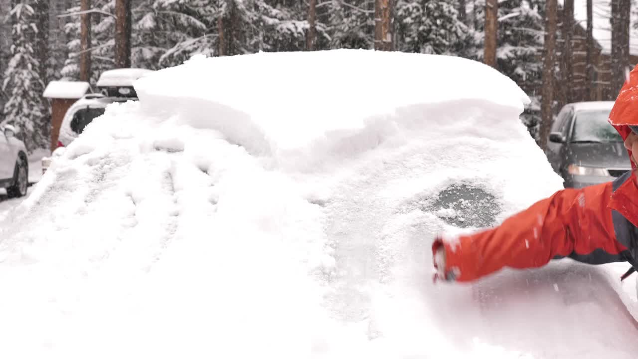 从车上刮雪的人视频素材