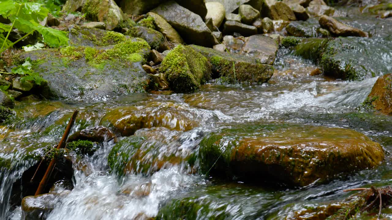 复古皮革登山靴徒步旅行者滚动山溪的特写视频素材