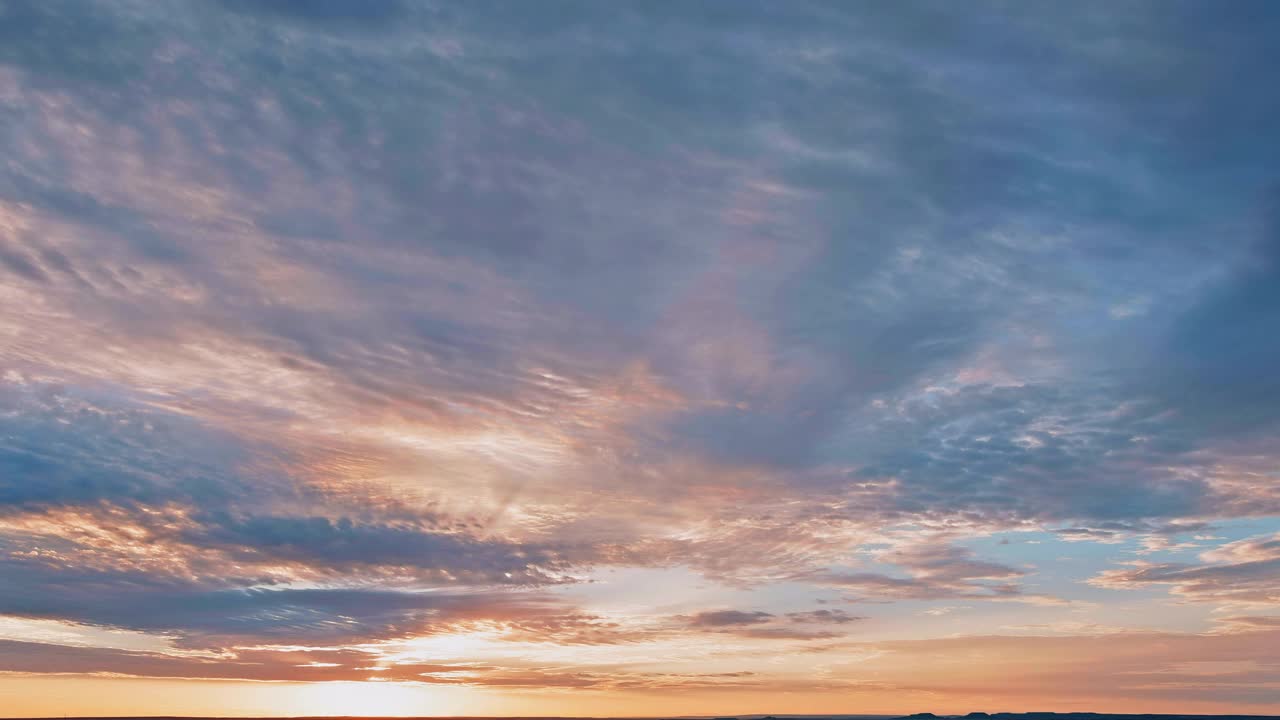 美丽的全景清晨与衬里的云在橙色的天空风景的强烈日出视频素材