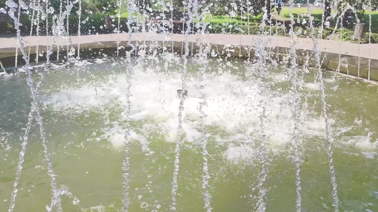 近距离喷水喷泉。夏天的喷泉视频素材