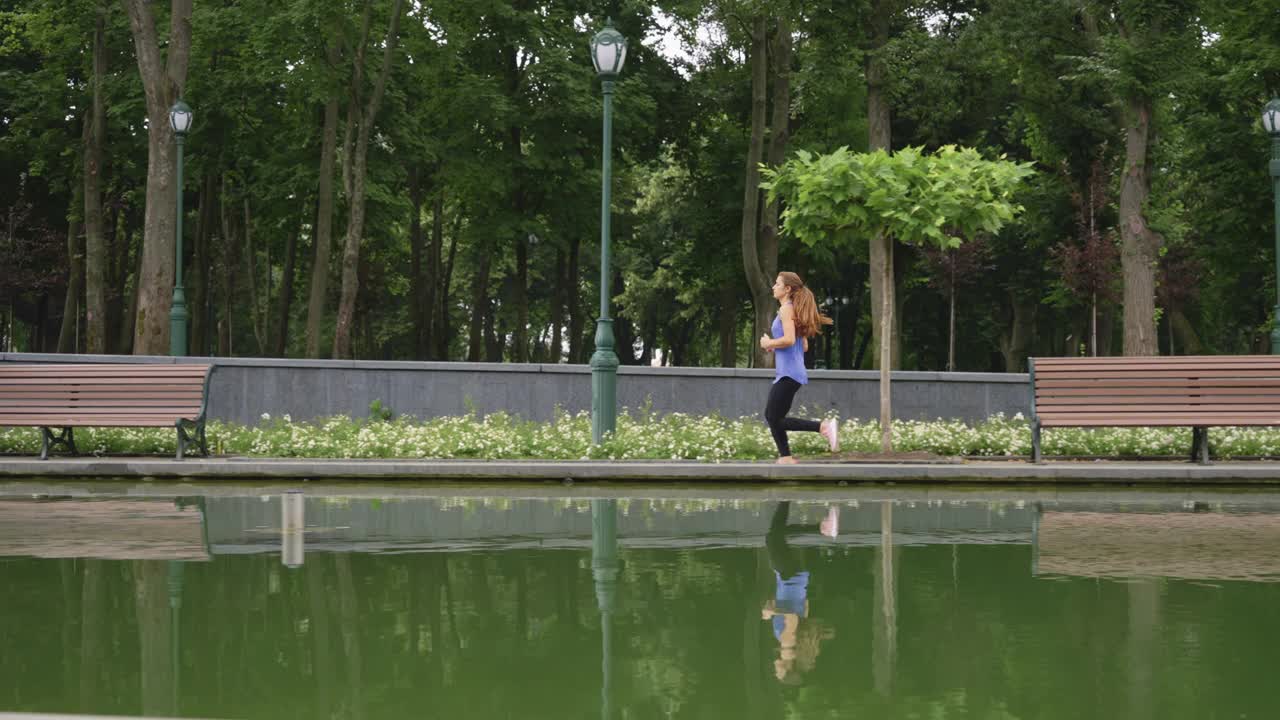 慢动作女人在水边跑视频素材