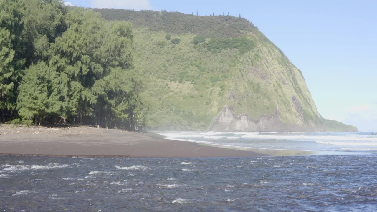 空中拍摄的夏威夷风景，海洋肉类的山脉。令人惊叹的自然无人机拍摄视频素材