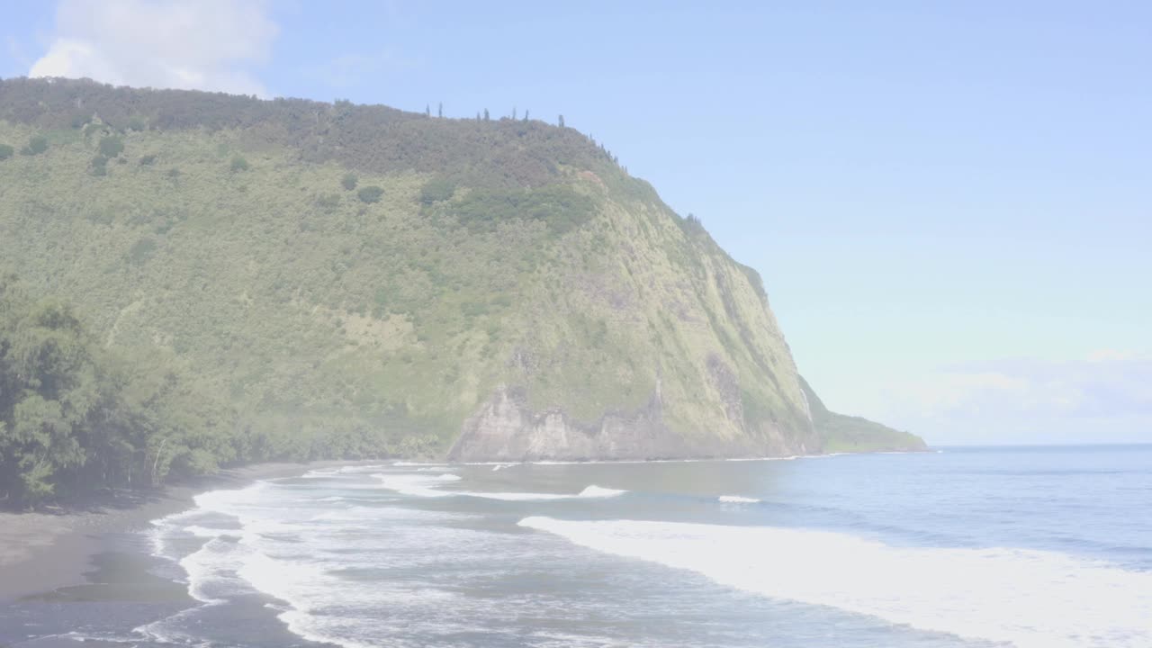 空中拍摄的夏威夷风景，海洋肉类的山脉。令人惊叹的自然无人机拍摄视频素材