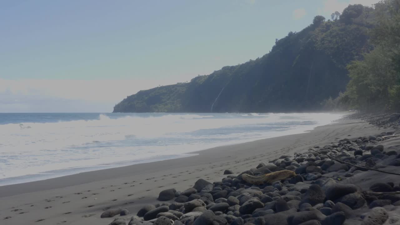 空中拍摄的夏威夷风景，海洋肉类的山脉。令人惊叹的自然无人机拍摄视频素材