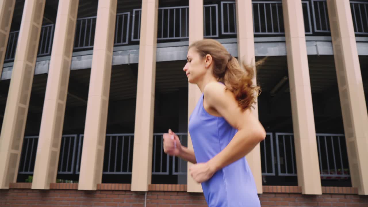 女子慢跑对抗建筑的慢镜头视频素材