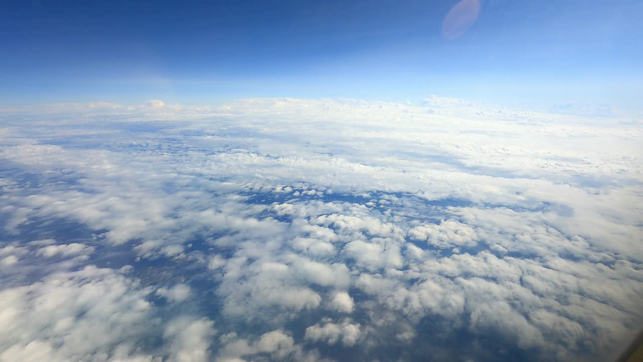 透过飞机窗口，地面上布满云雾的奇妙空间景观视频素材