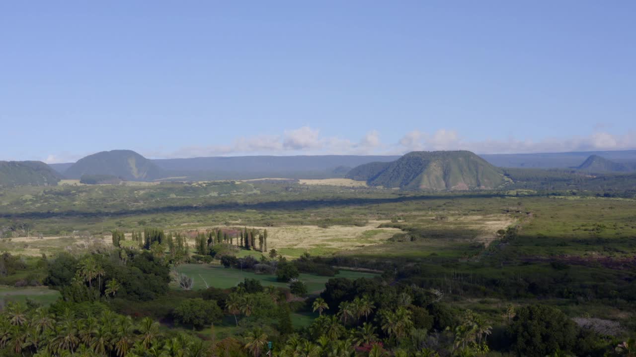 令人惊叹的夏威夷海岸无人机视野。火山景观、棕榈树和黑色沙滩与太平洋融为一体。视频素材