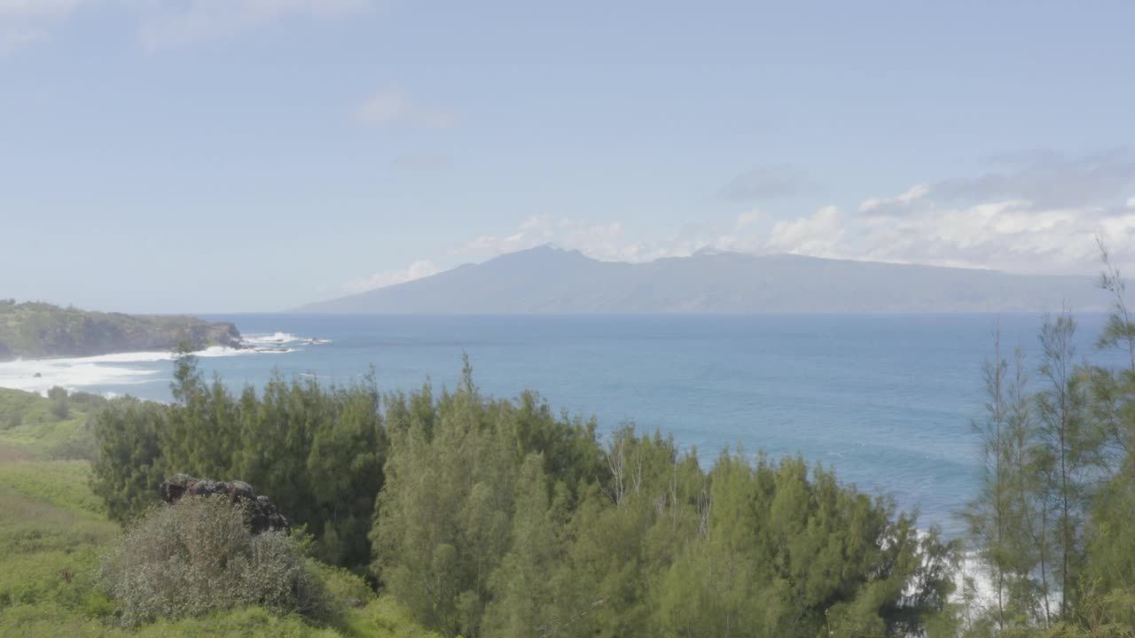 空中拍摄的夏威夷风景是海洋和山脉。令人惊叹的自然无人机拍摄视频素材