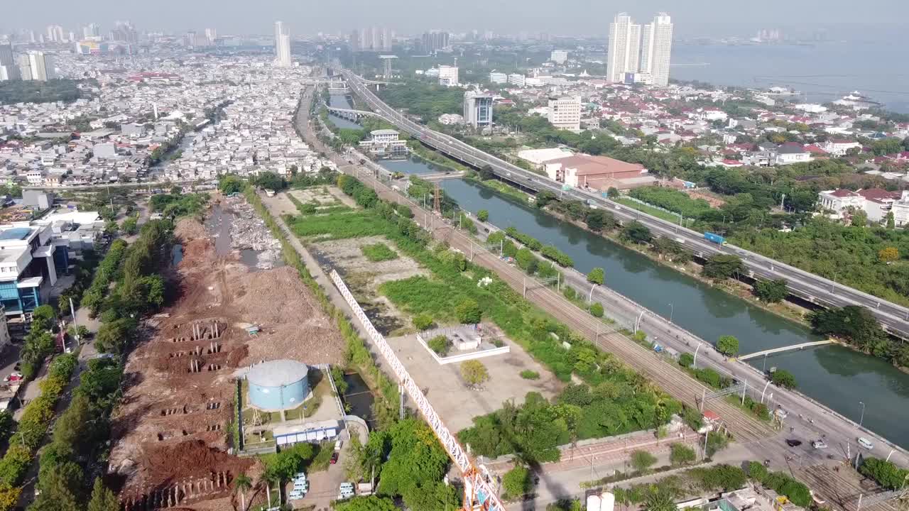 以河流和公路为背景的建筑体育场鸟瞰图视频素材