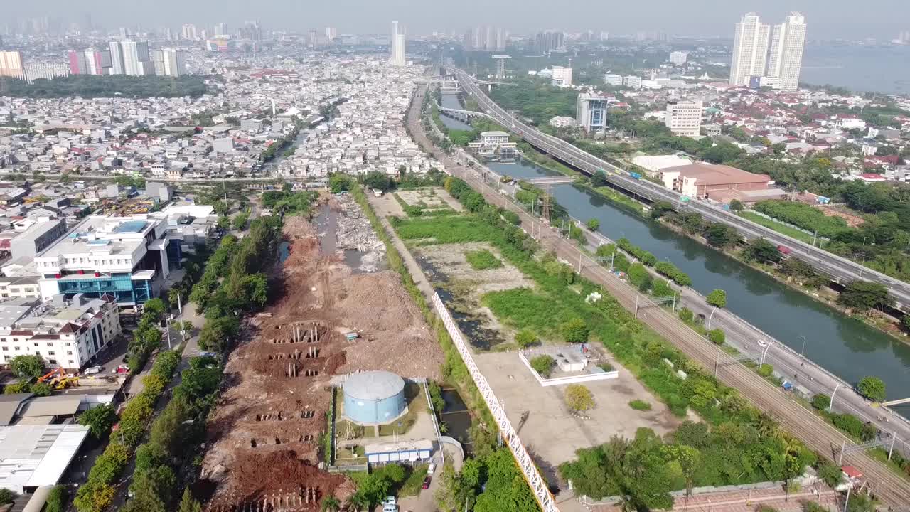 以河流和公路为背景的建筑体育场鸟瞰图视频下载