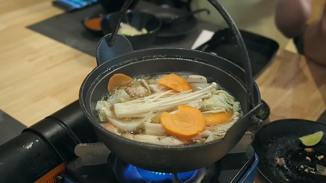 日本餐馆里涮锅或素喜烧的特写镜头。视频素材