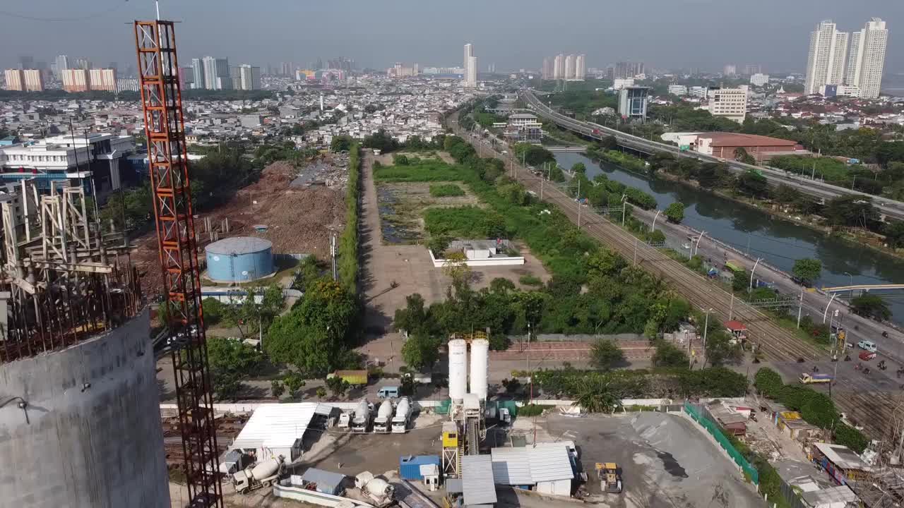 以河流和公路为背景的建筑体育场鸟瞰图视频素材