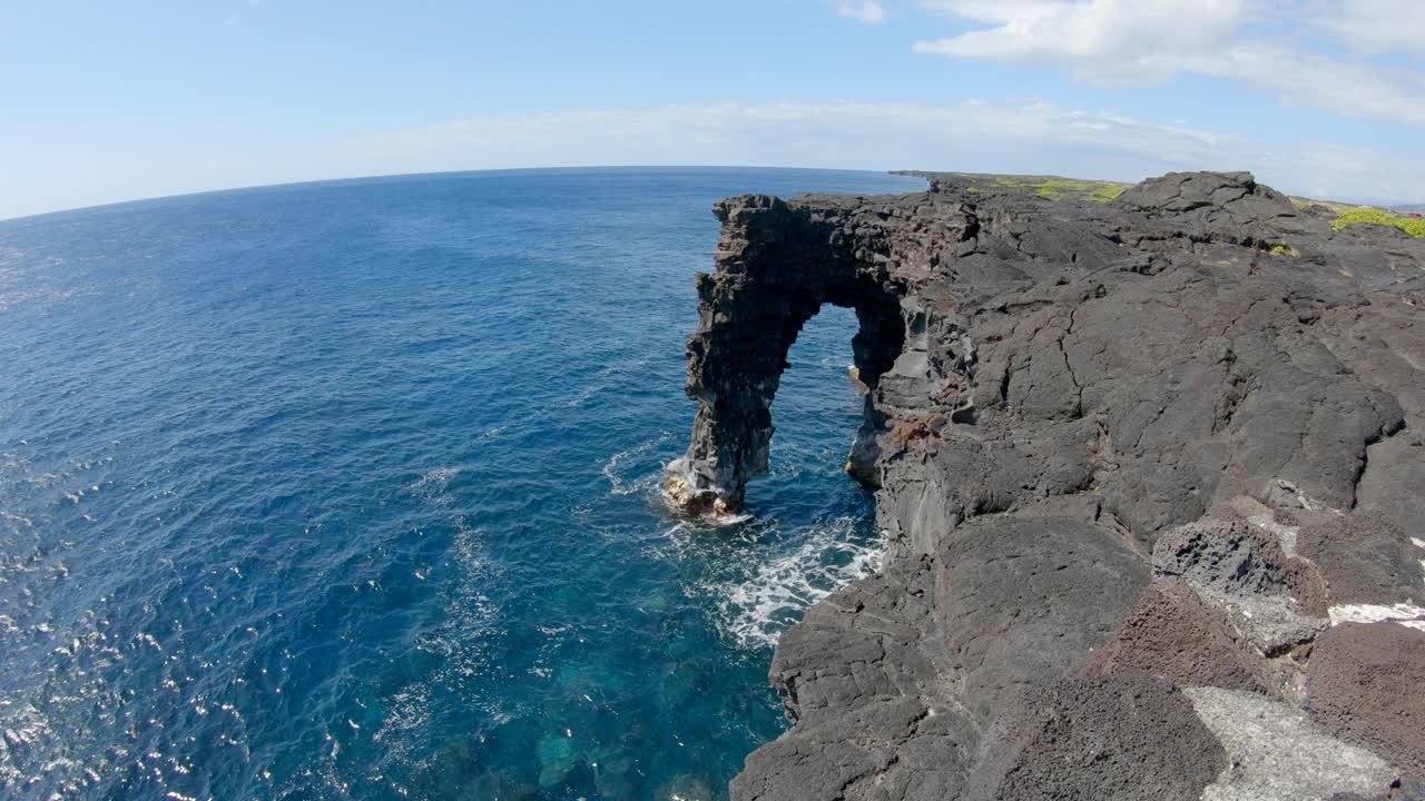 火山国家公园夏威夷洞海拱门。美国最活跃的火山。大岛火山爆发和熔岩流视频素材