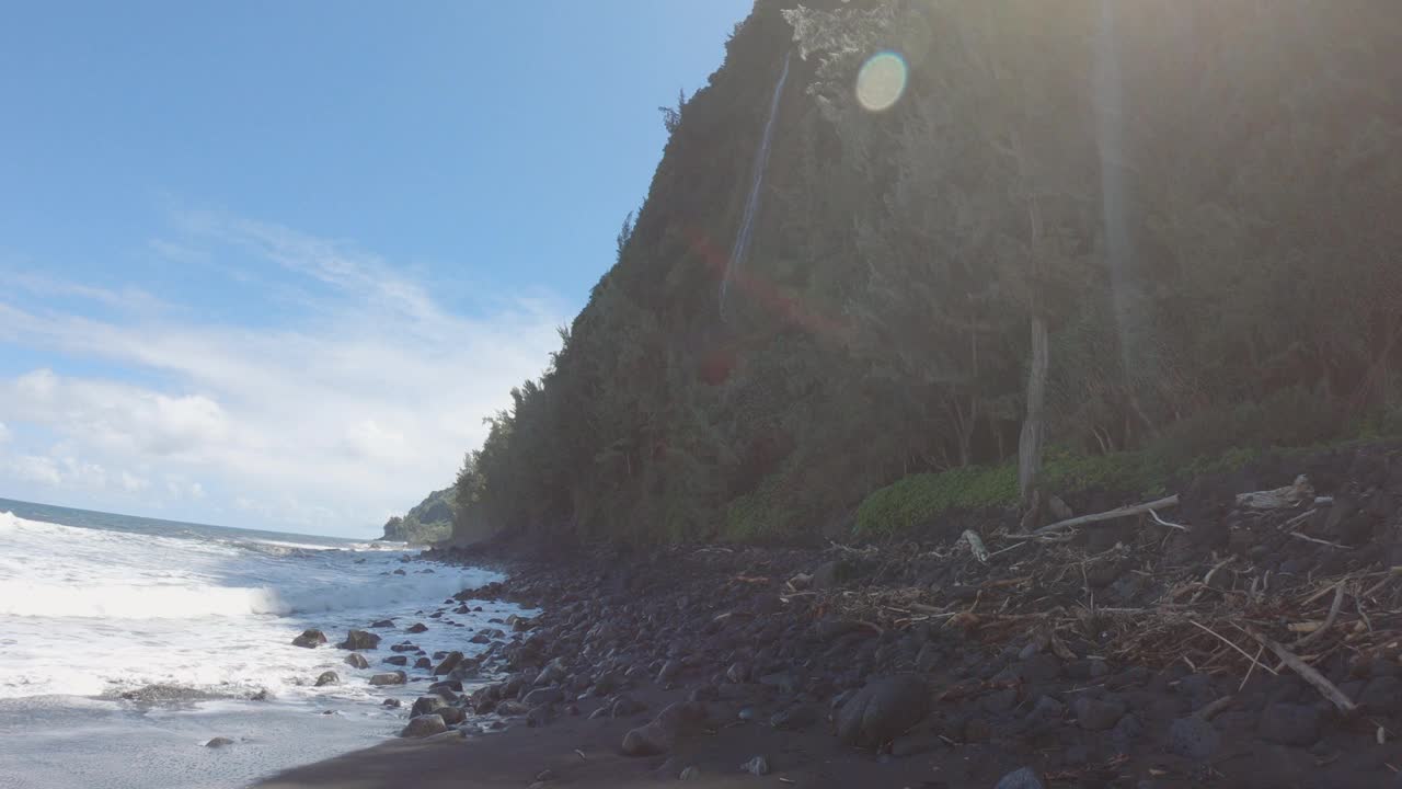 年轻的旅行夫妇手牵着手，女人带着男友走向空旷的海滩。手握，观行理念。视频素材