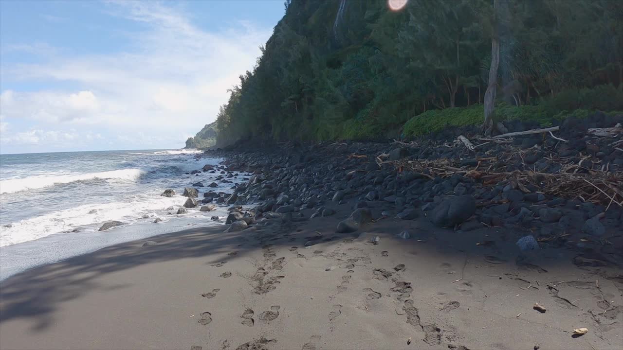 年轻的旅行夫妇手牵着手，女人带着男友走向空旷的海滩。慢动作，手持，pov旅行概念。视频素材