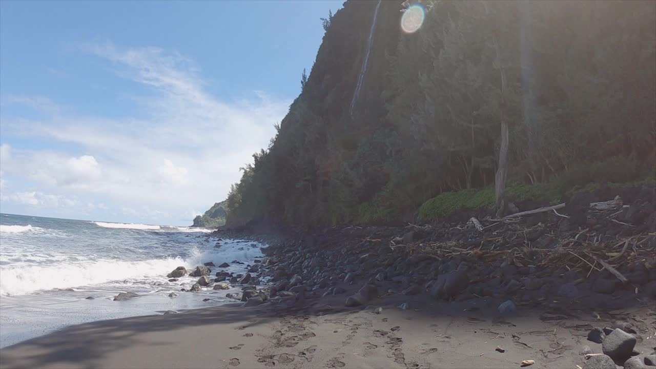 年轻的旅行夫妇手牵着手，女人带着男友走向空旷的海滩。慢动作，手持，pov旅行概念。视频素材