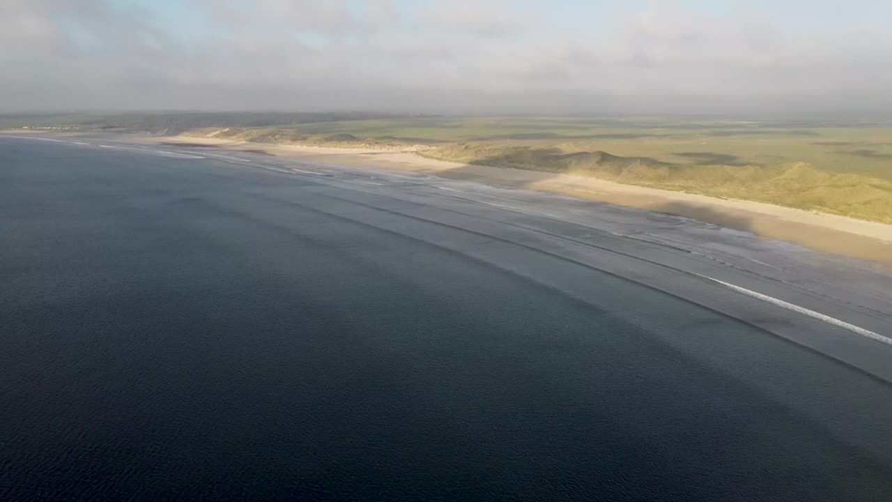 英国苏格兰北部海岸瑟索附近的Dunnet海滩的4k无人机镜头视频素材